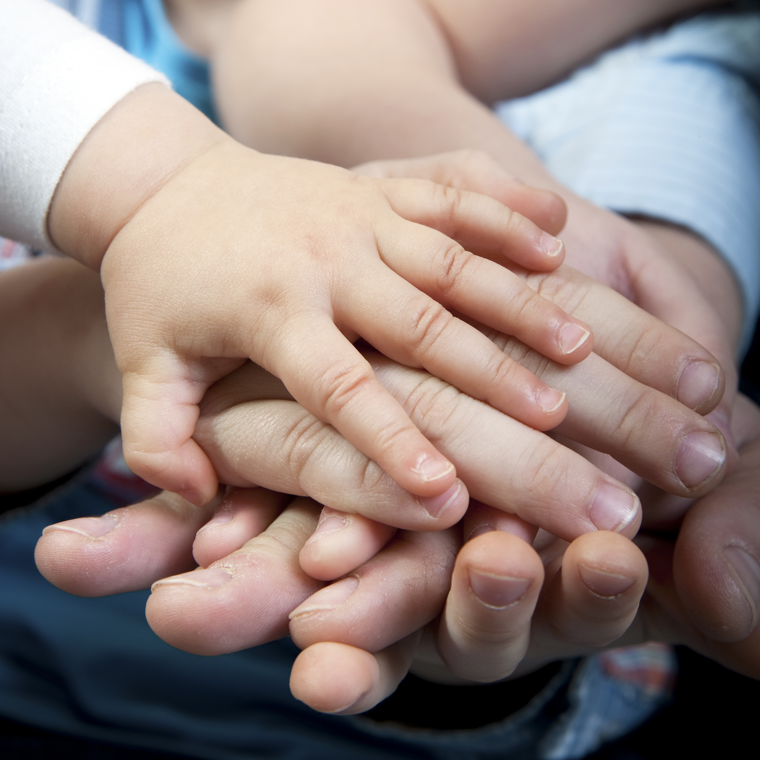 Сын и дочка вместе. Семья руки. Ребенок на руках. Руки родителей и детей. Семья на ладошке.